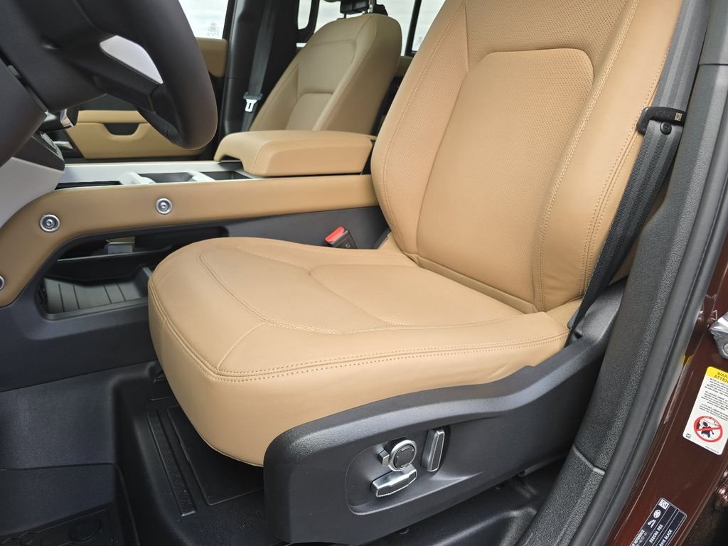 New 2026 Sedona Red Land Rover X-Dynamic se image 39