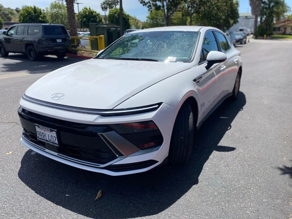 Used 2025 White Hyundai SE image 5