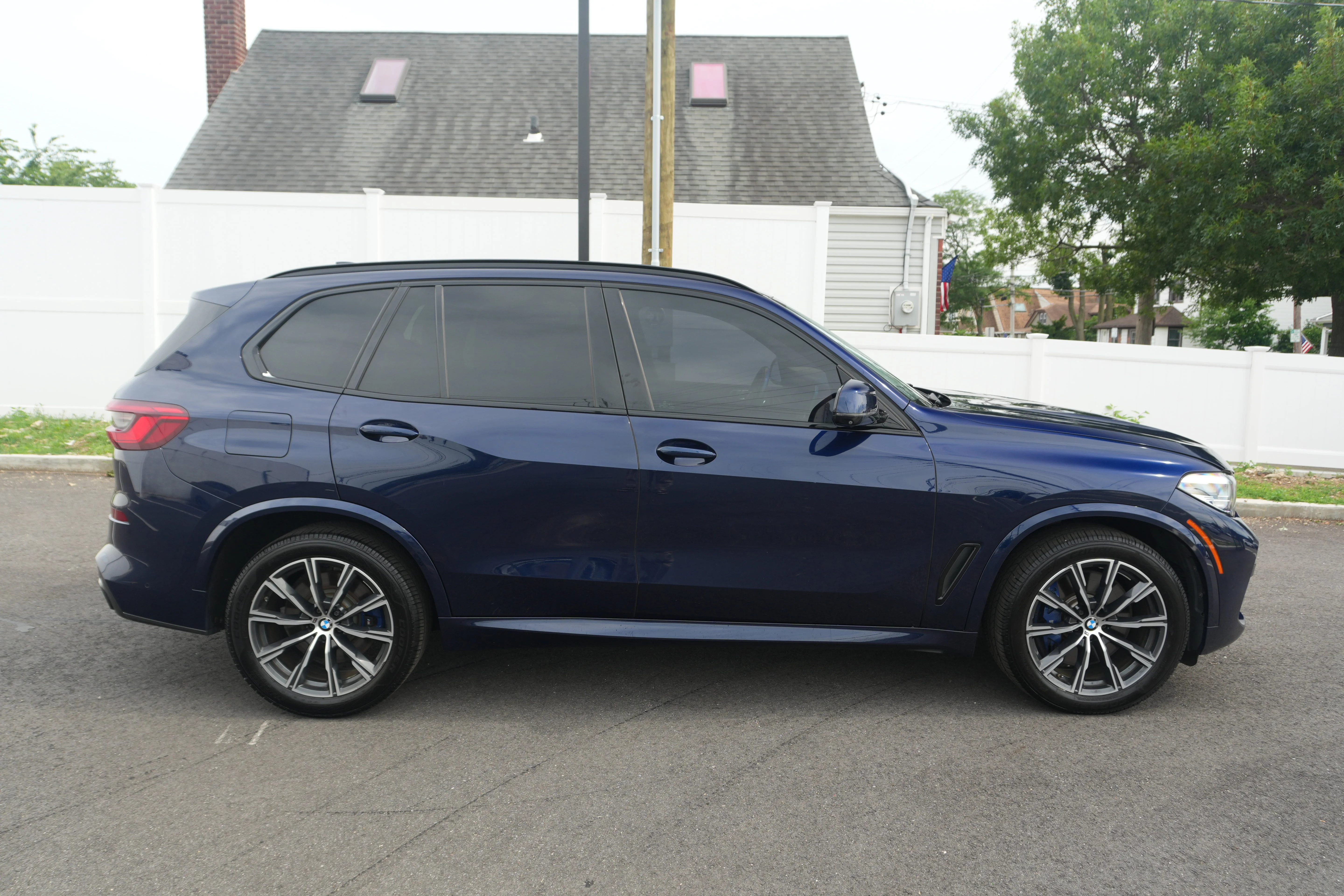 Used 2019 Tanzanite Blue II Metallic BMW xDrive40i image 4