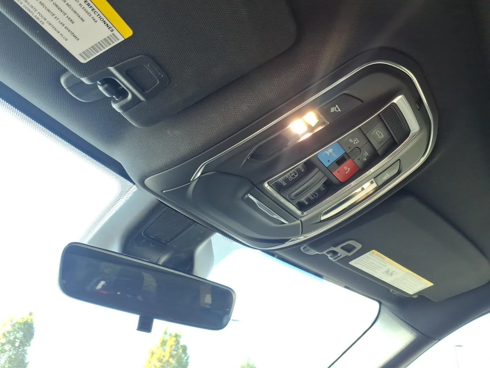 Used 2025 Silver Zynith Jeep Laredo X image 8