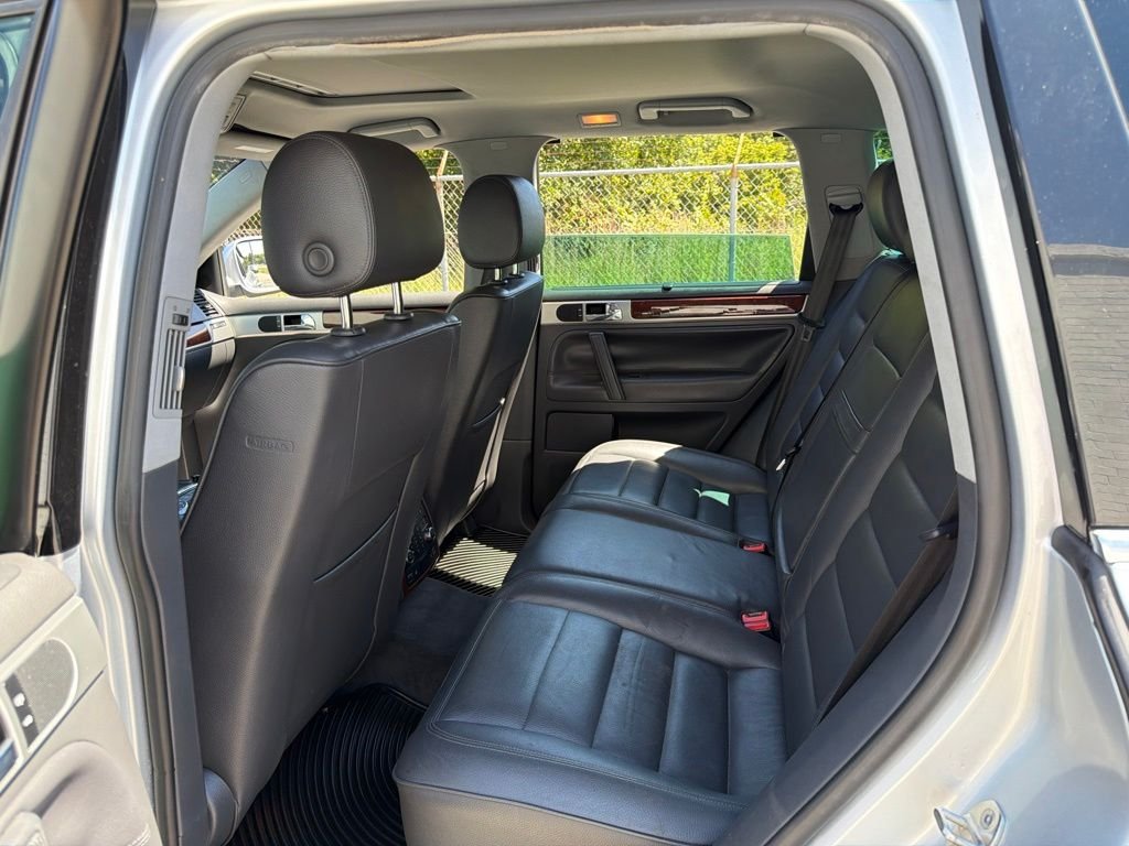 Used 2006 Silver Volkswagen V10 TDI image 19