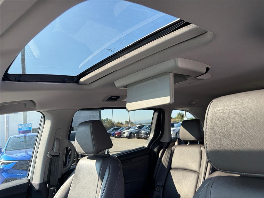 Used 2024 Lunar Silver Metallic Honda TOURING image 9