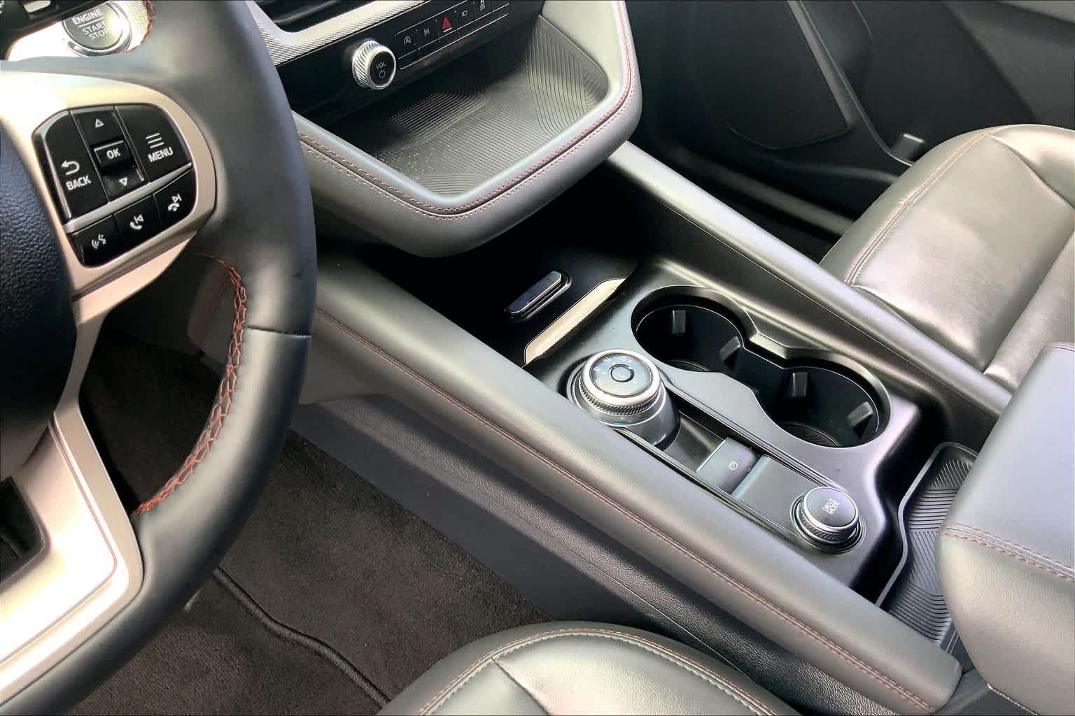 Used 2025 Agate Black Metallic Ford Active image 14