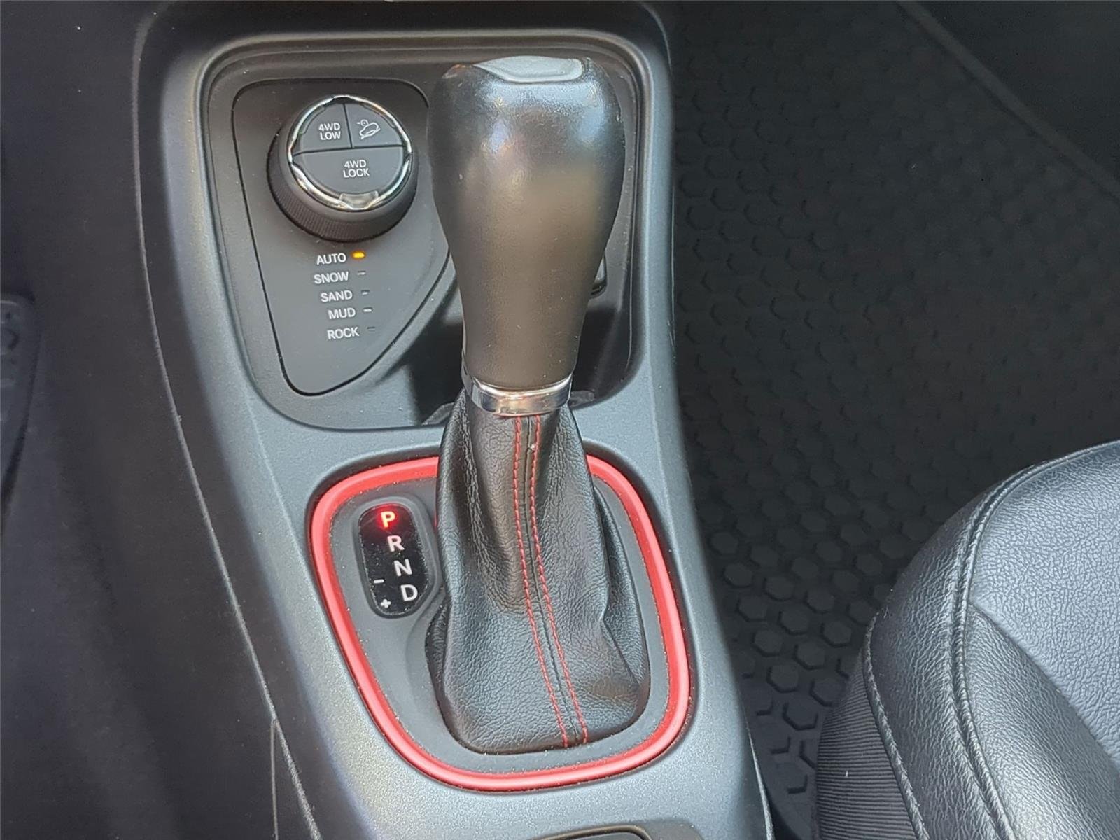 Used 2019 White Clearcoat Jeep Trailhawk image 28