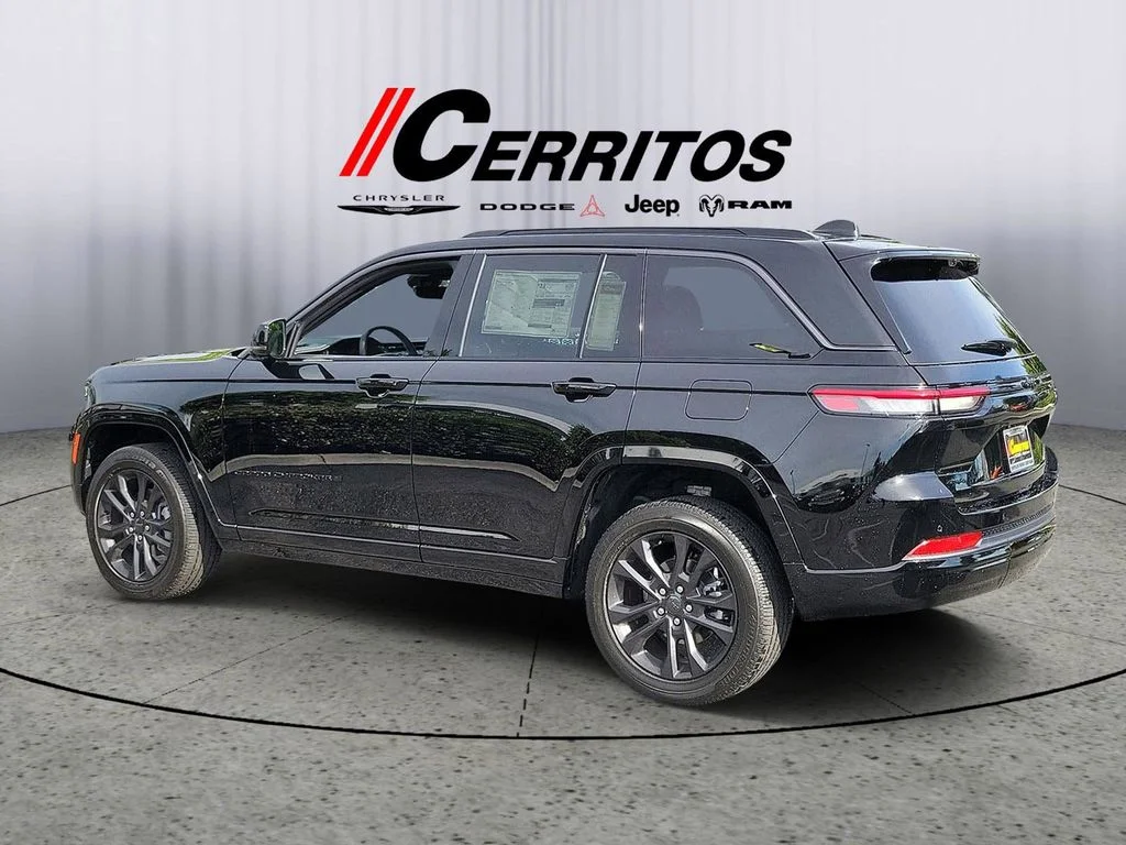 New 2026 Diamond Black Crystal Pearl-Coat Exterior Paint Jeep Limited Reserve image 2