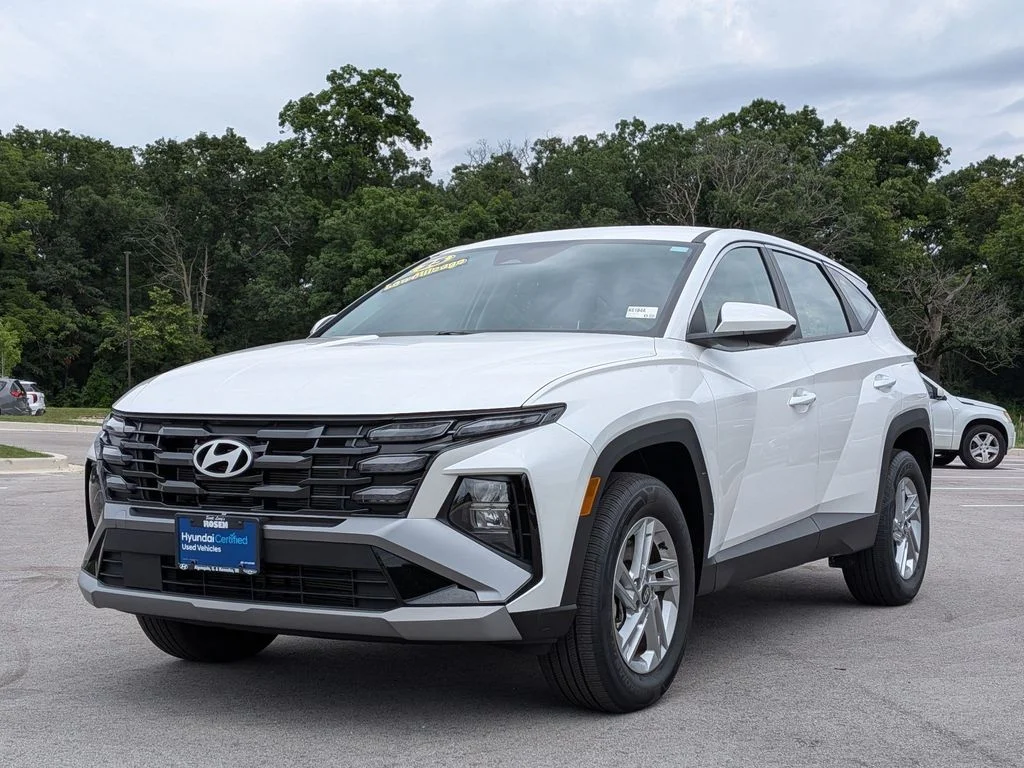 Used 2025 White Hyundai SE image 3