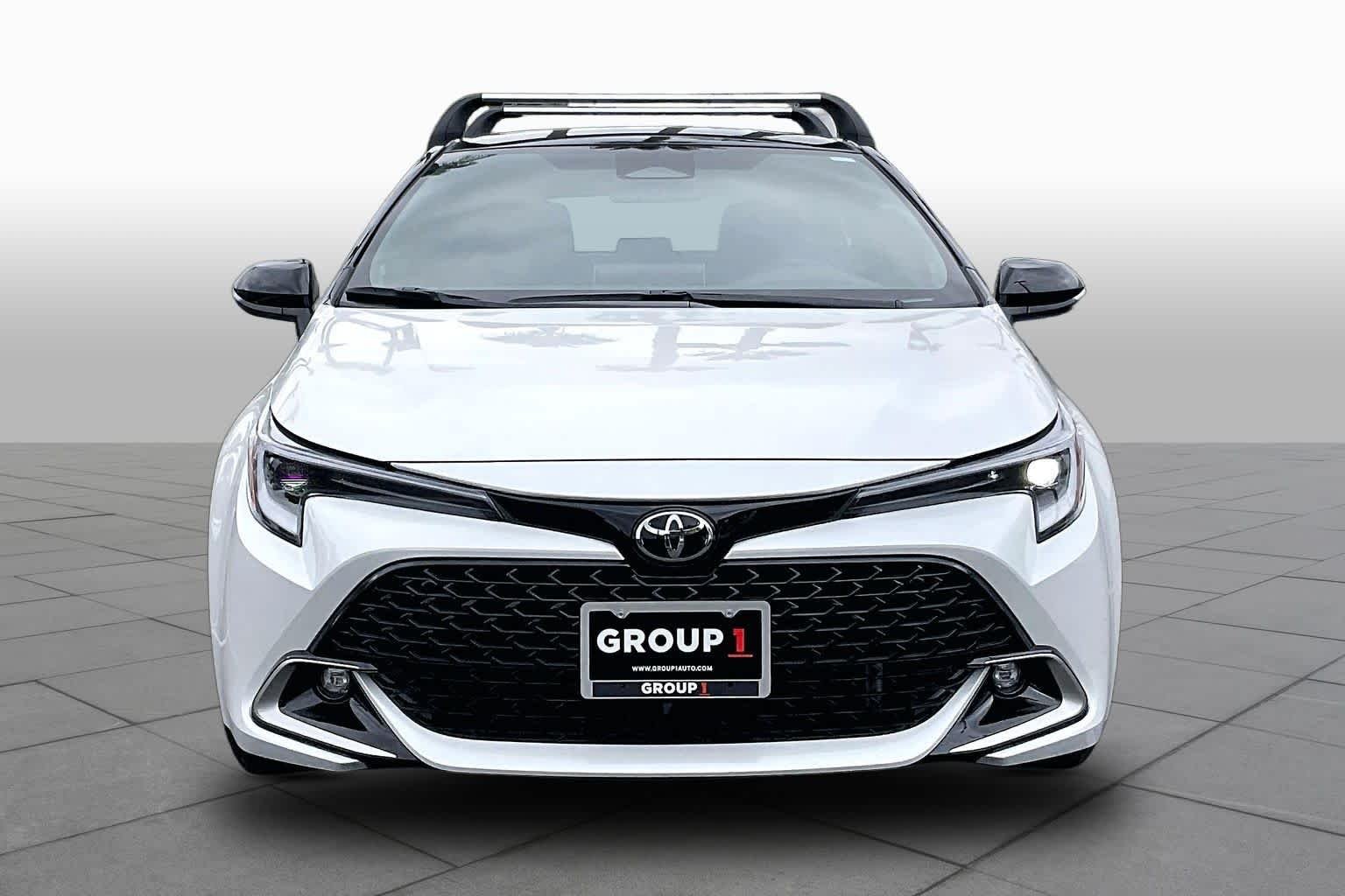 New 2026 Wind Chill Pearl/Midnight Black Metallic Toyota XSE image 3