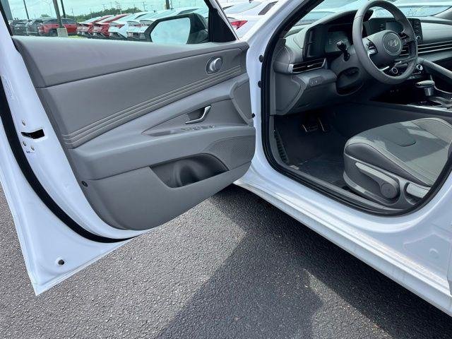 2025 Hyundai Elantra SEL - Photo 14