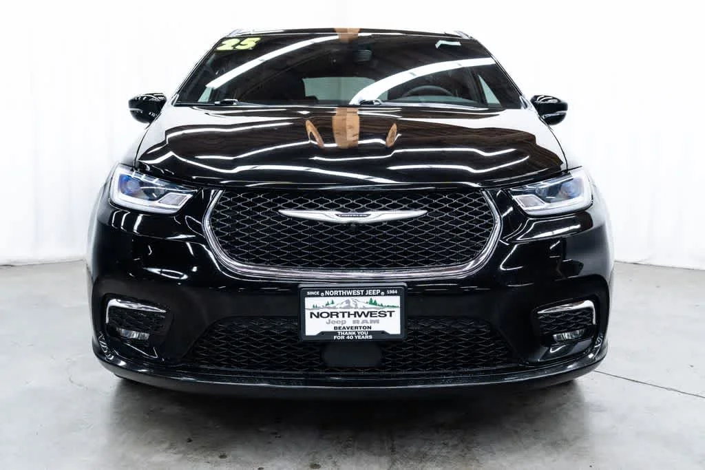 Used 2025 Diamond Black Crystal Pearlcoat Chrysler Select image 2