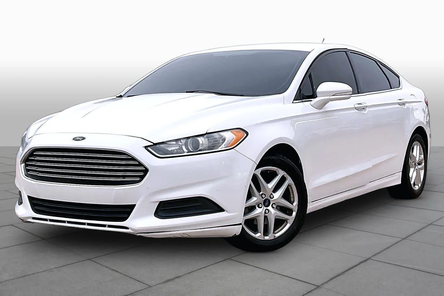 Used 2014 Oxford White Ford SE image 2