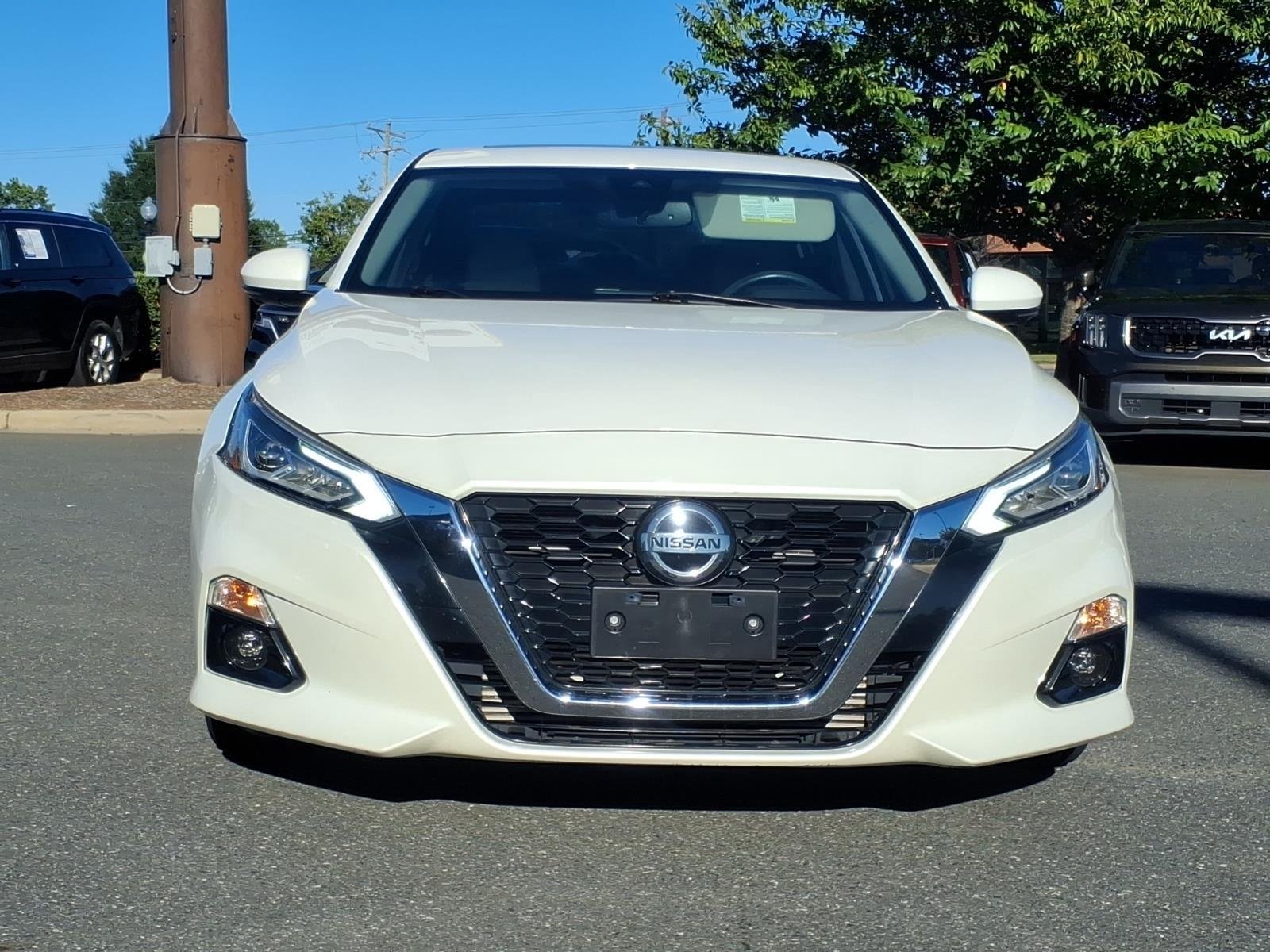 Used 2020 Pearl White Tricoat Nissan 2.0 Platinum image 14