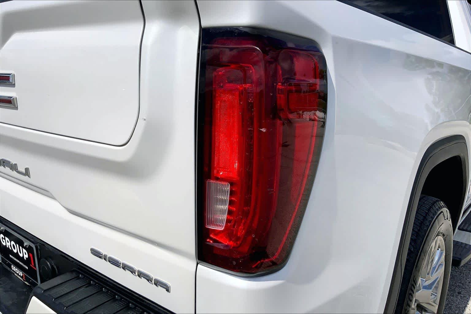 Used 2021 White Frost Tricoat GMC Denali image 30