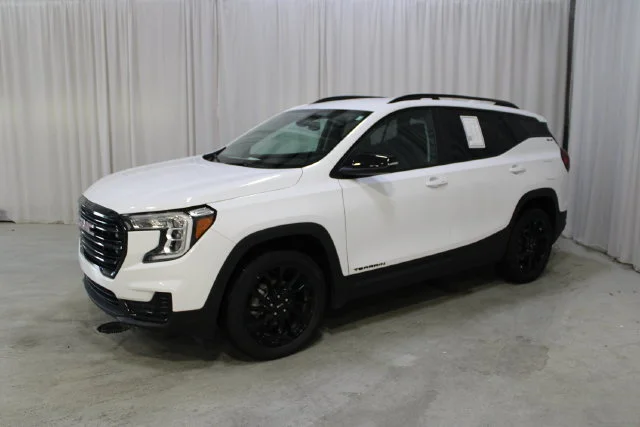 Used 2023 SUMMIT WHITE GMC SLE image 25