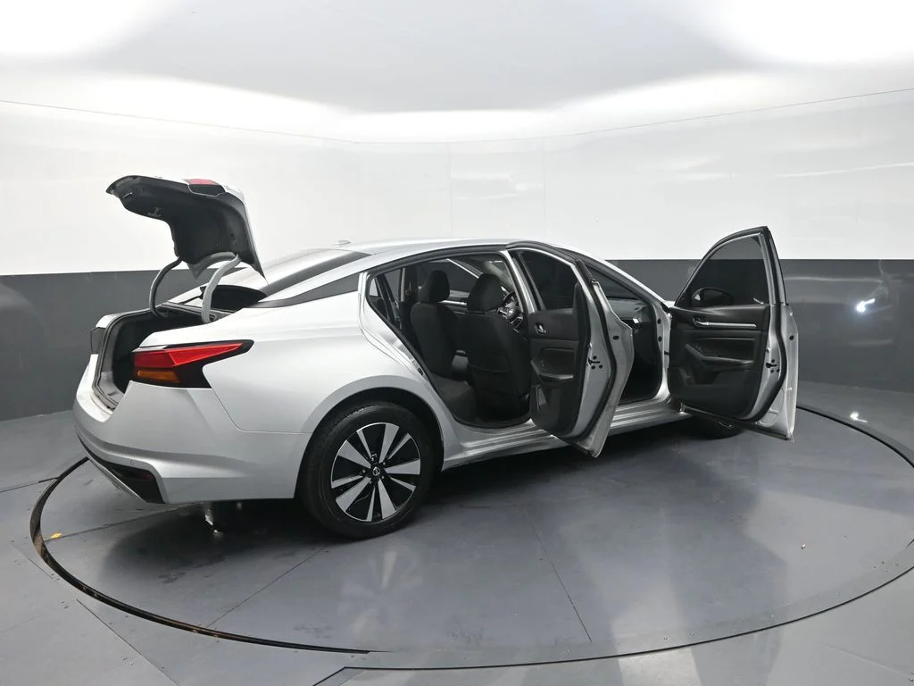 Used 2022 Silver Nissan 2.5 SV image 35