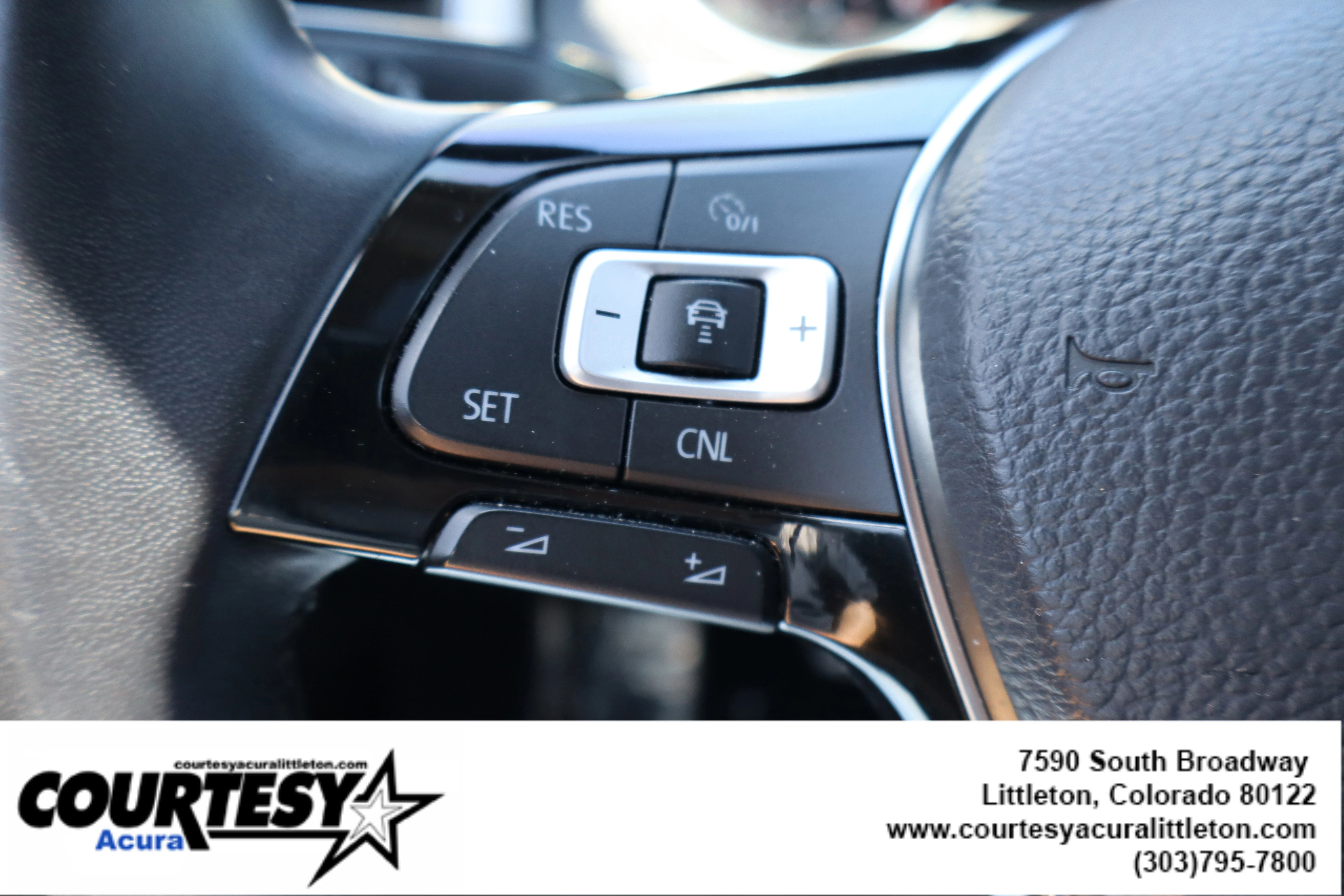 Used 2018 Silver Volkswagen 3.6L V6 SEL image 11