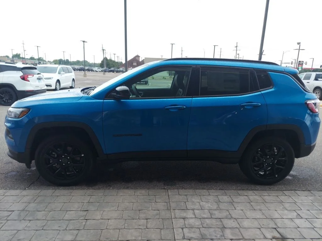 New 2026 Hydro Blue Pearlcoat Jeep Latitude image 4