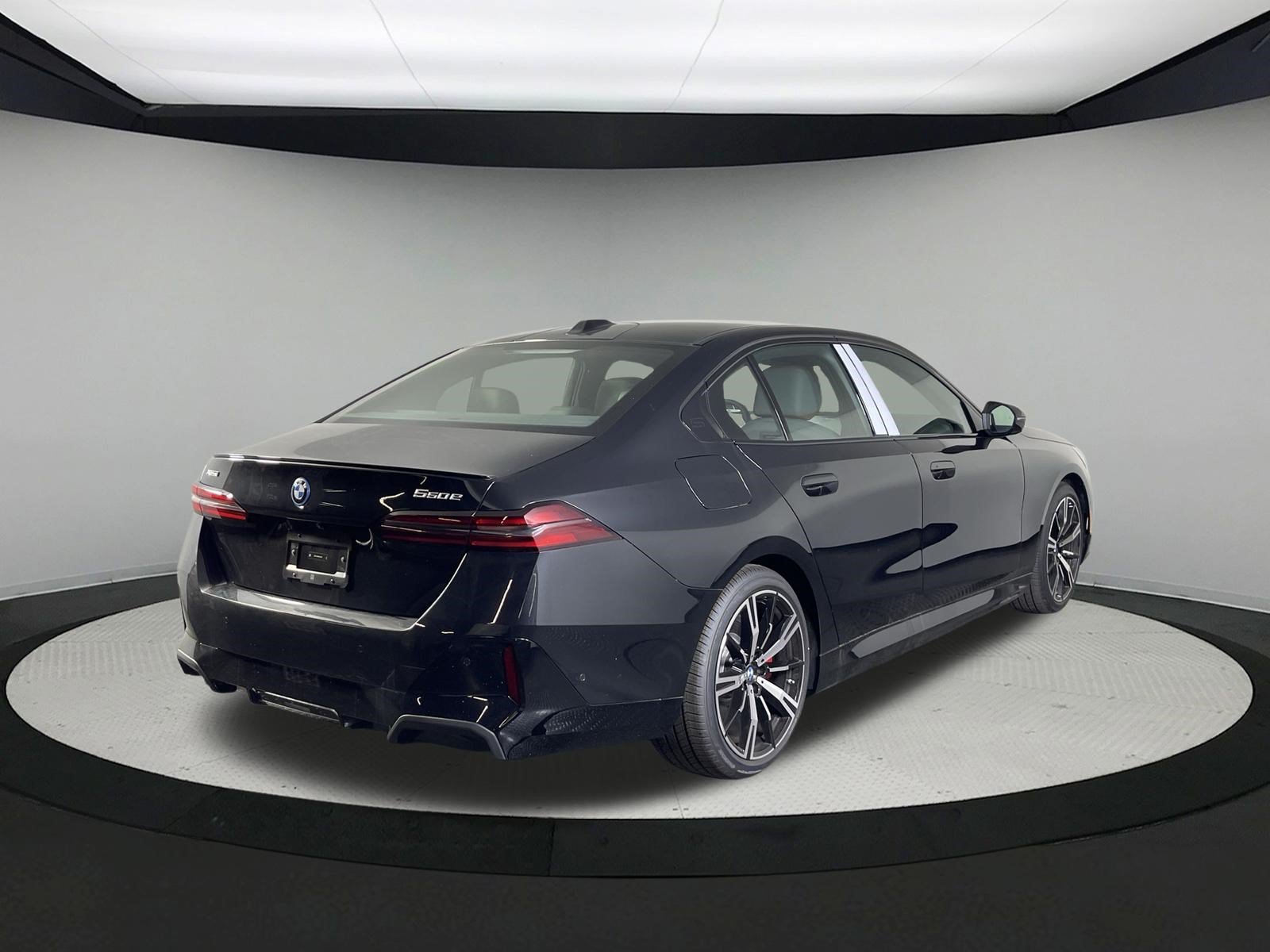 Used 2026 Black Sapphire Metallic BMW 550e xDrive image 4