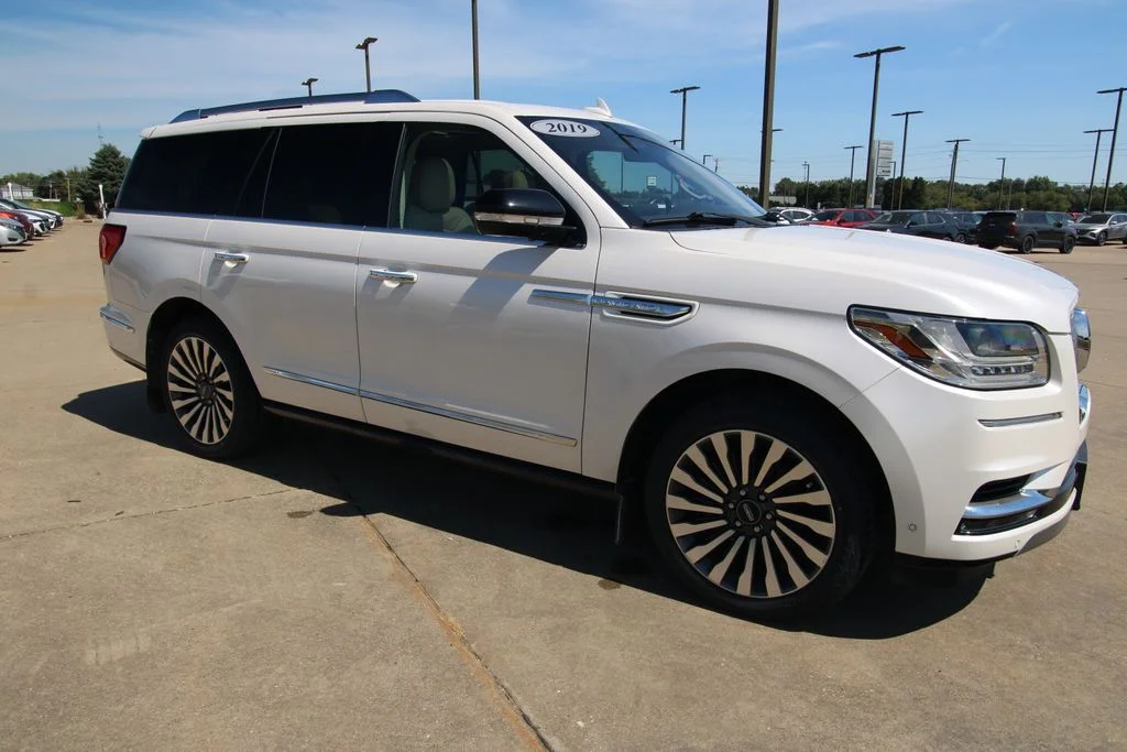 Used 2019 White Platinum Tri-Coat Metallic Lincoln Reserve image 3