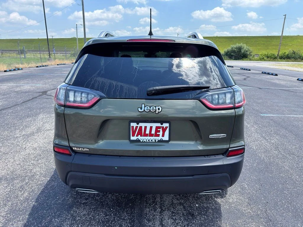 Used 2021 Green Jeep Latitude Lux image 15