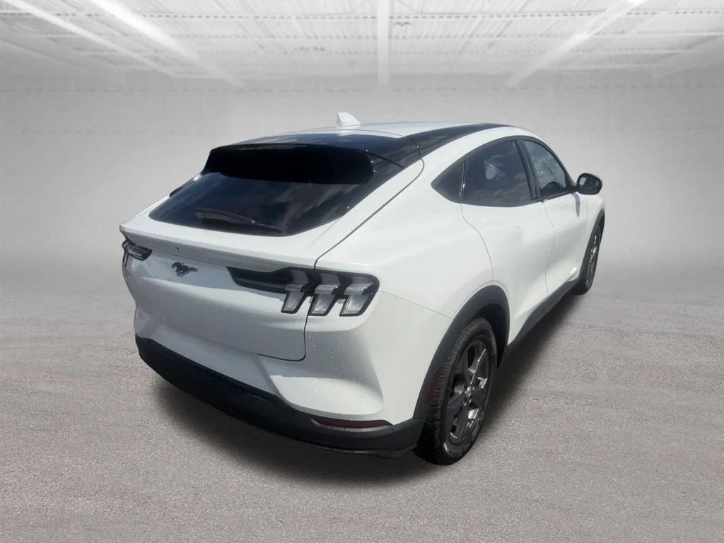 Used 2022 White Metallic Ford Select image 4
