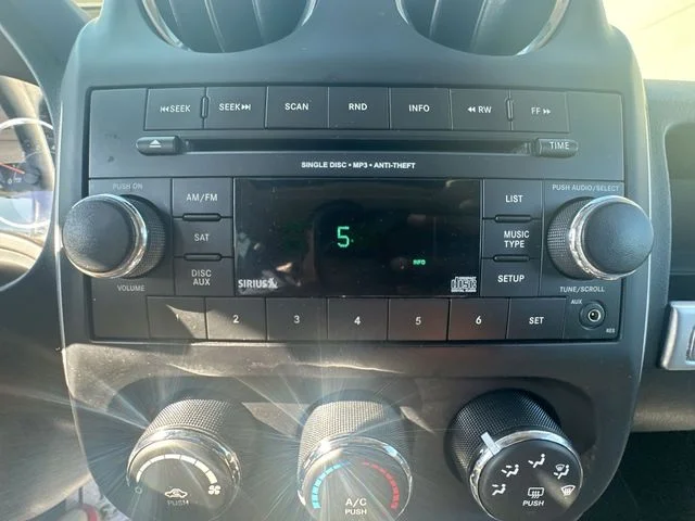 Used 2015 Silver Jeep Latitude image 18