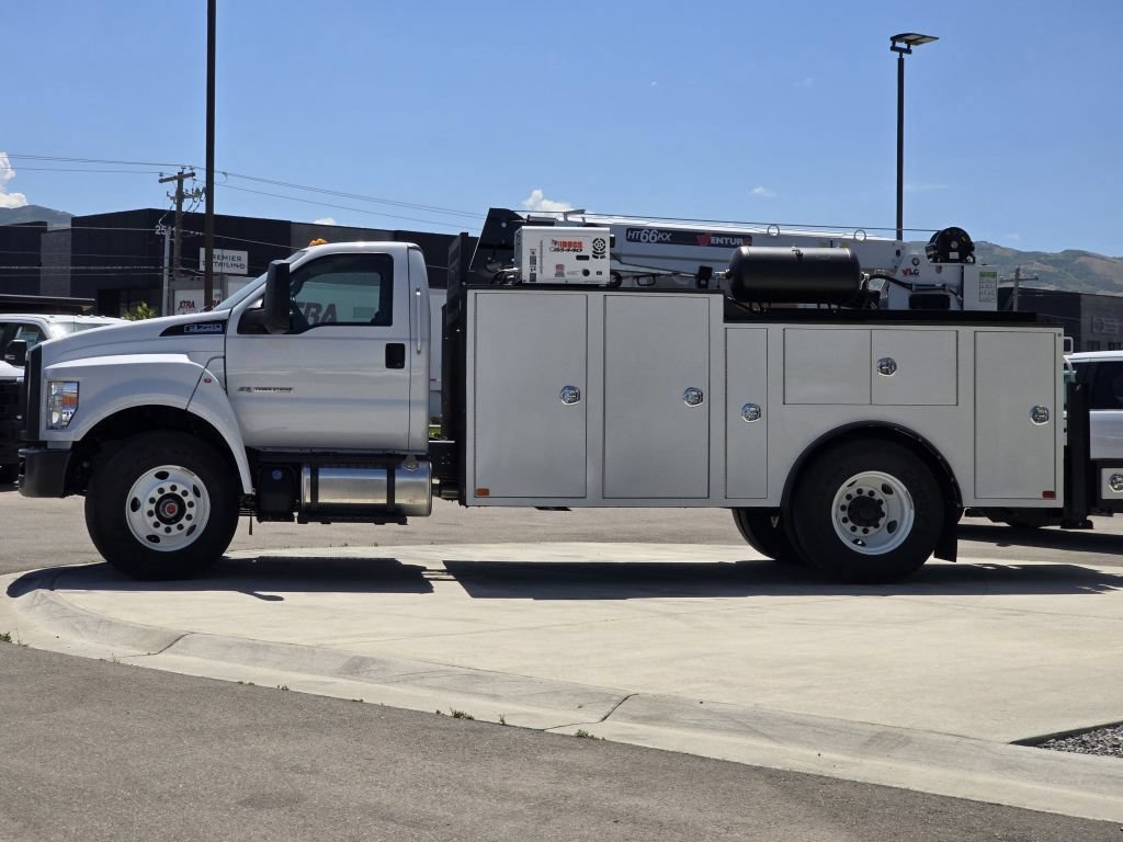 New 2025 Oxford White Ford Base image 5