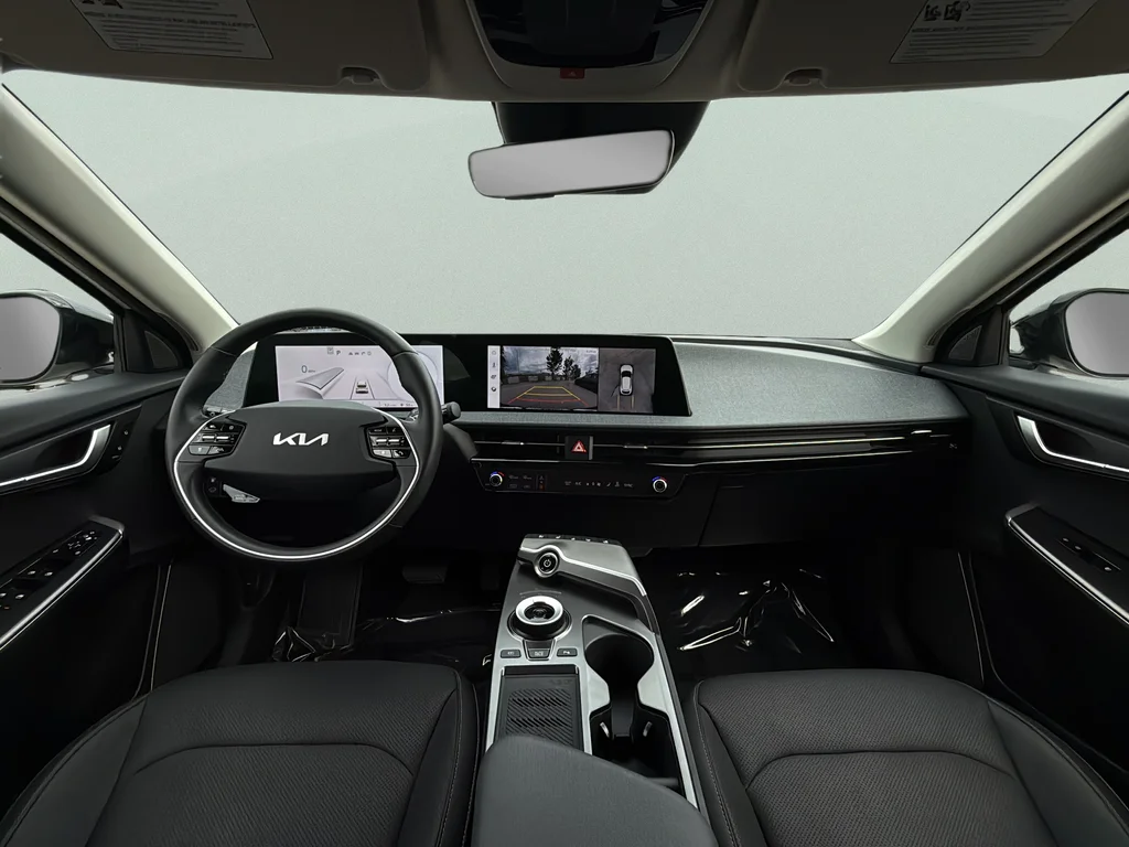 Used 2023 Snow White Pearl Kia Wind image 24