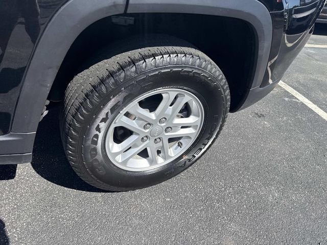 Used 2023 Diamond Black Jeep Laredo image 13