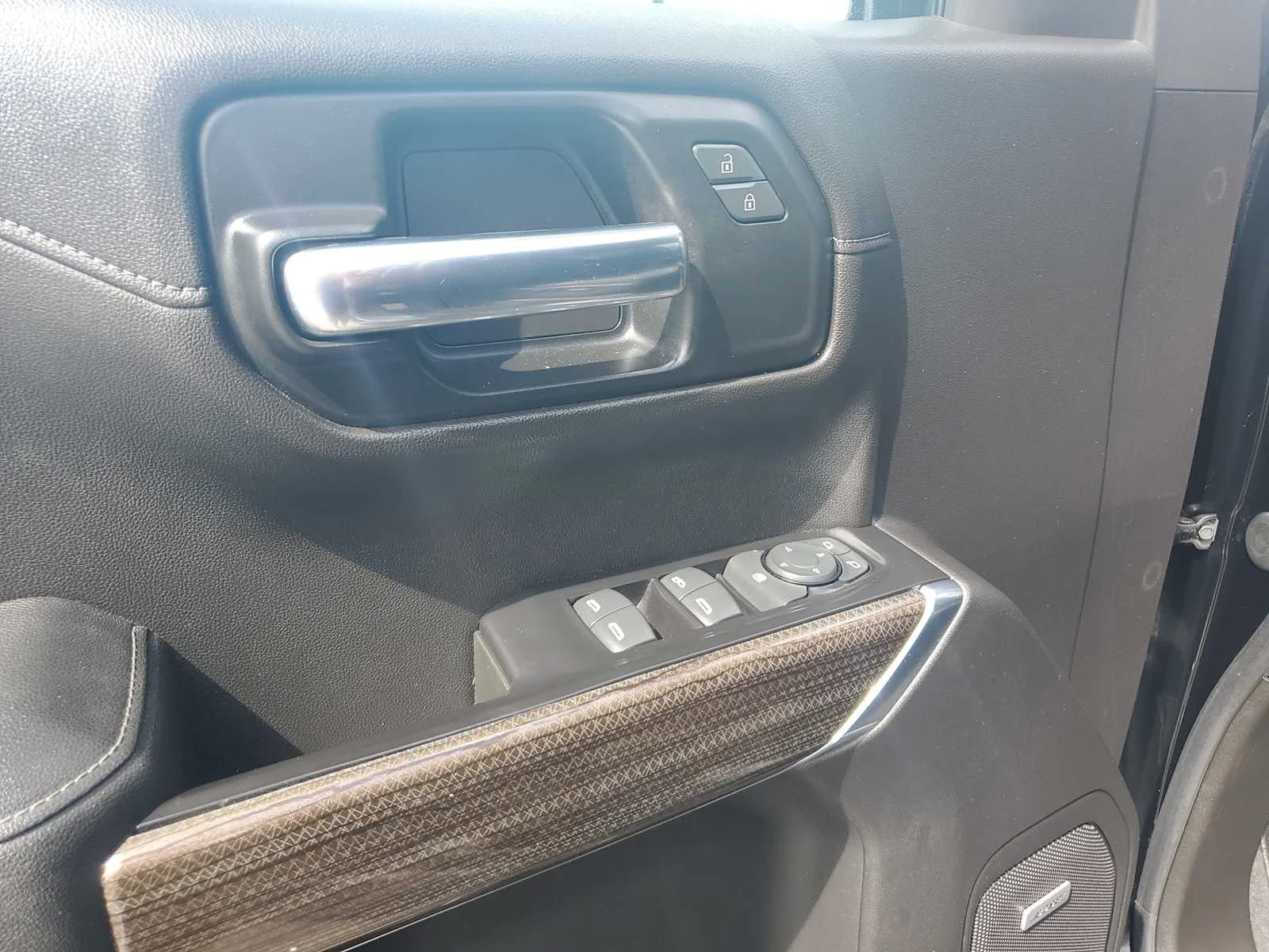 Used 2019 BLACK Chevrolet RST image 21