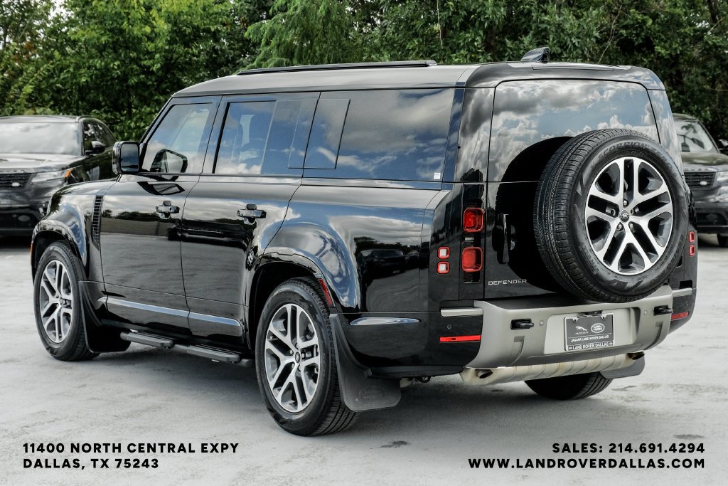 Used 2025 Black Land Rover X-Dynamic SE image 12