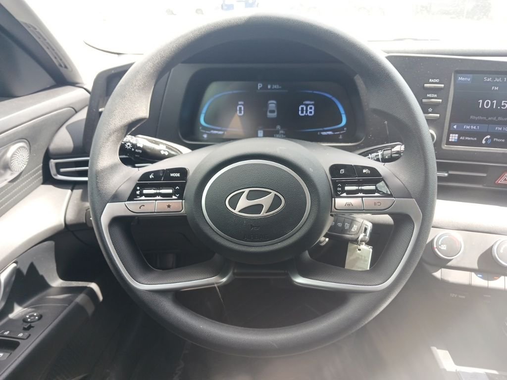 Used 2025 White Hyundai SE image 22