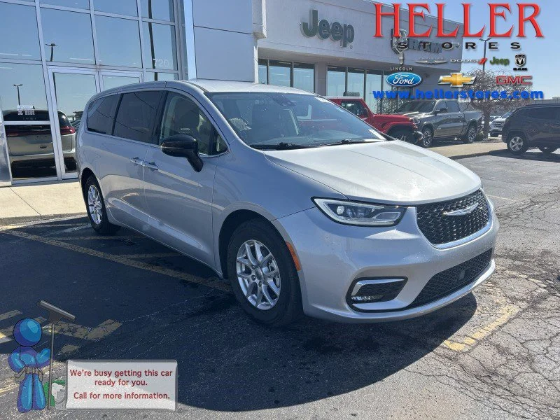 2024 Chrysler Pacifica Touring L's photo
