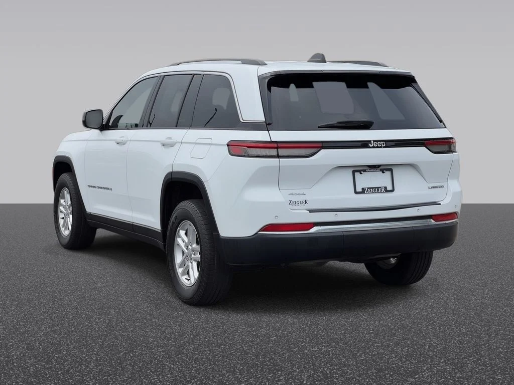 Used 2022 White Jeep Laredo image 3