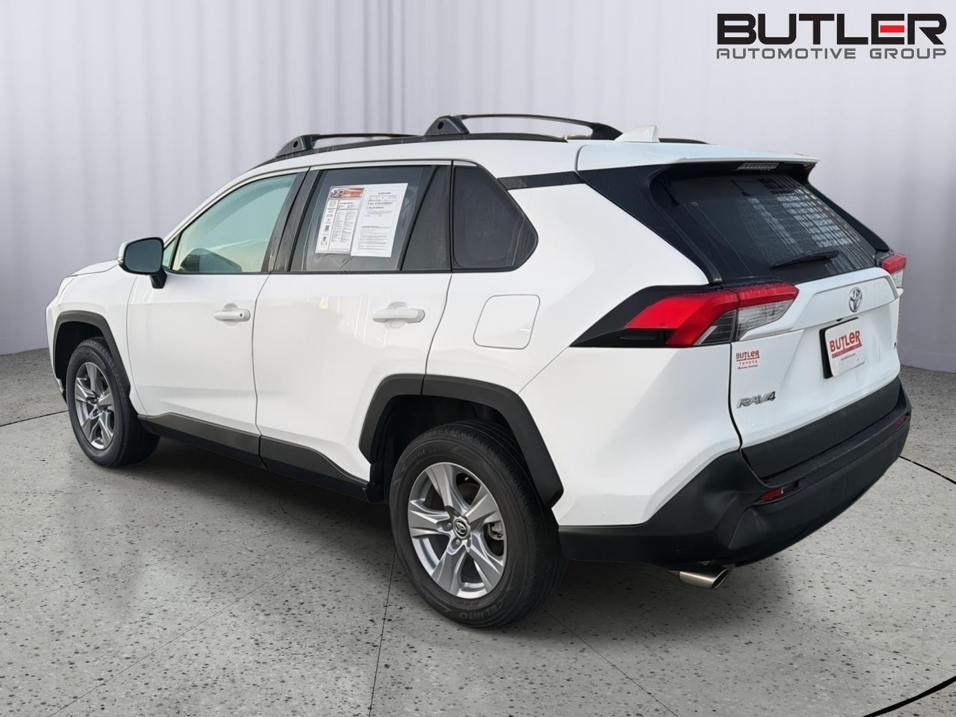 Used 2022 White Toyota XLE image 4