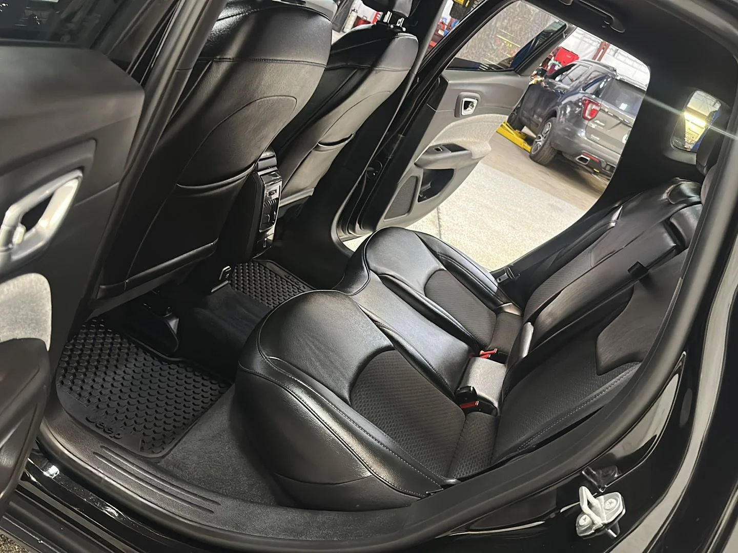 Used 2023 Diamond Black Crystal Pearlcoat Jeep Latitude image 26