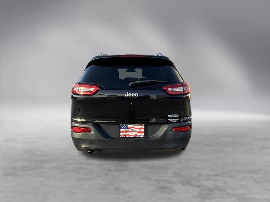 Used 2015 Brilliant Black Crystal Pearlcoat Jeep Latitude image 5