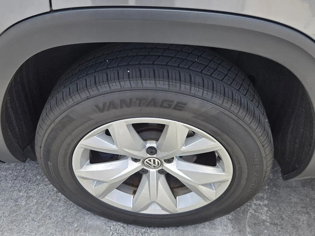 Used 2018 Gray Volkswagen SEL image 6