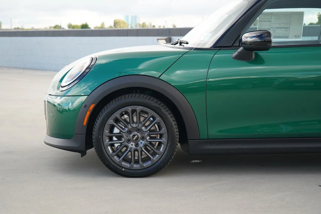 New 2026 Green MINI Signature Plus image 2