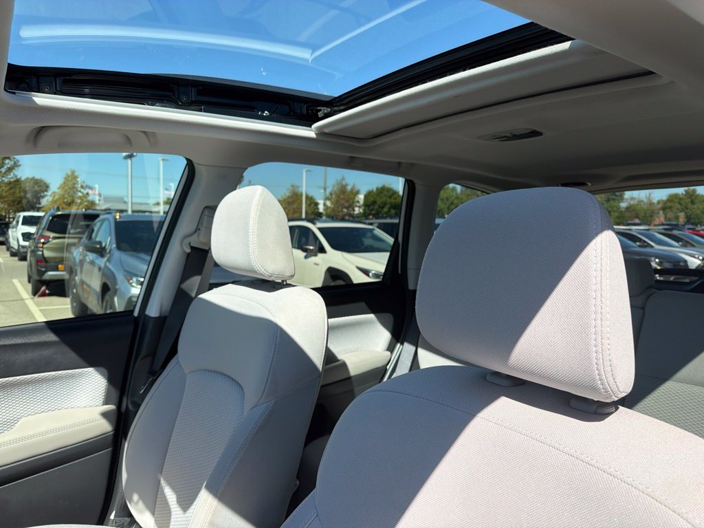 Used 2017 White Subaru 2.5i Premium image 5