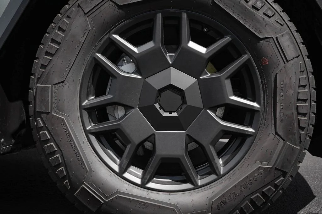 2024 Tesla Cybertruck Base - Photo 11