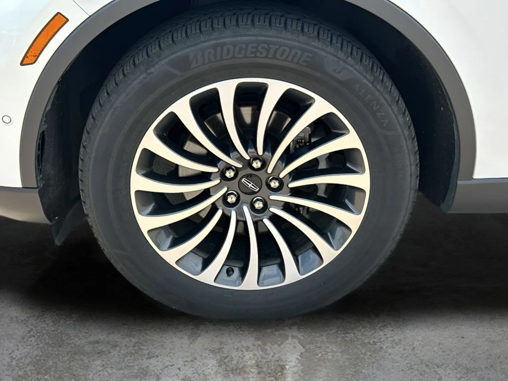 Used 2023 Pristine White Metallic Tri-Coat Lincoln Reserve image 8