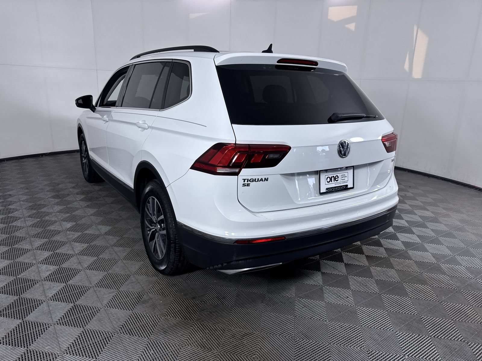 Used 2018 Pure White Volkswagen SEL image 23