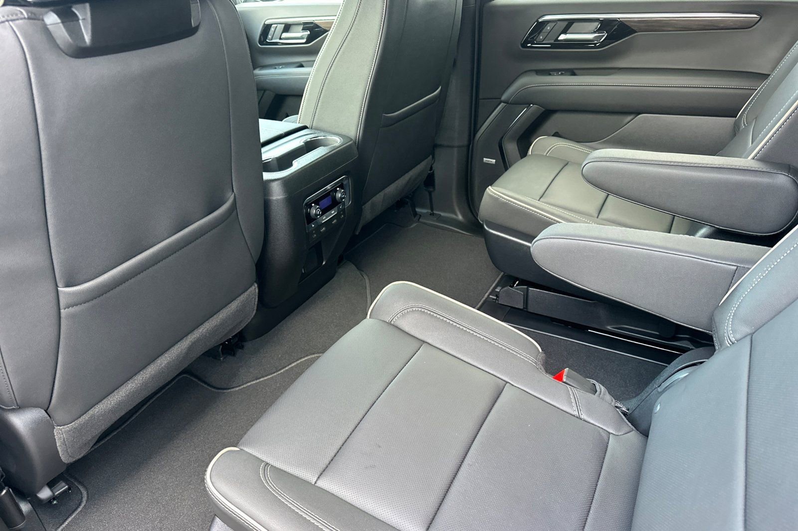 2025 Chevrolet Suburban Premier - Photo 12