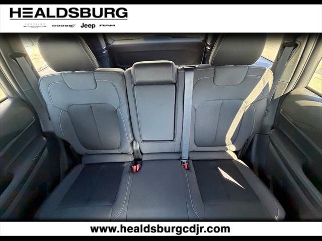 New 2026 Bright White Clear-Coat Exterior Paint Jeep Laredo image 12