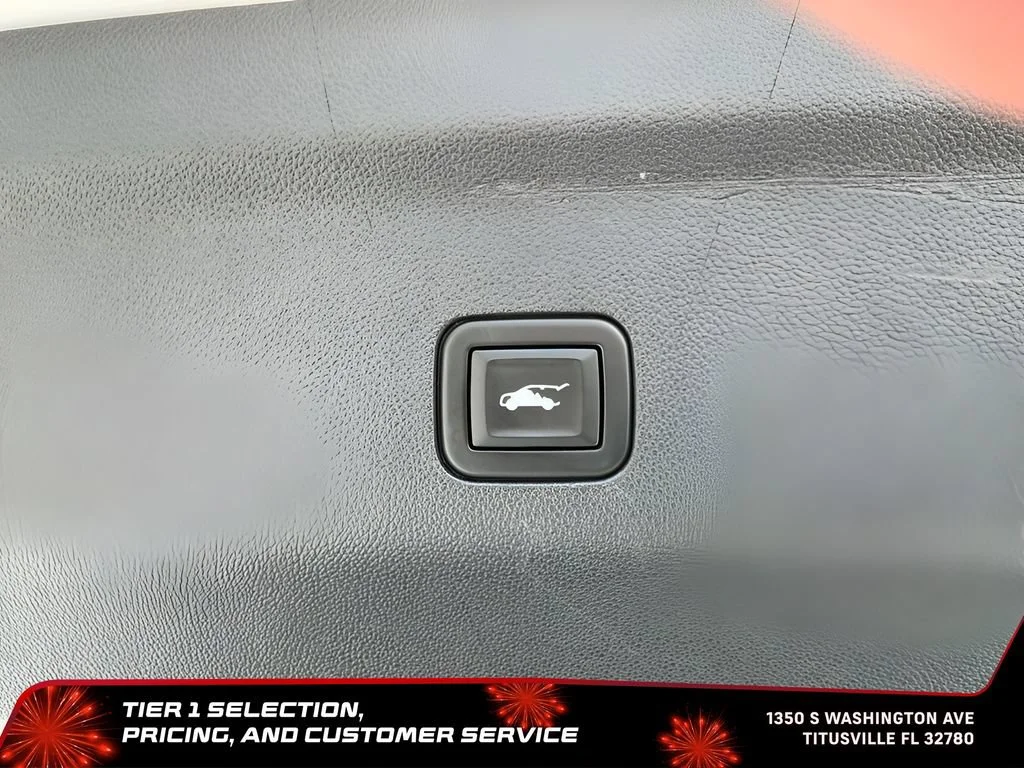 Used 2021 WHITE FROST TRICOAT GMC Denali image 29