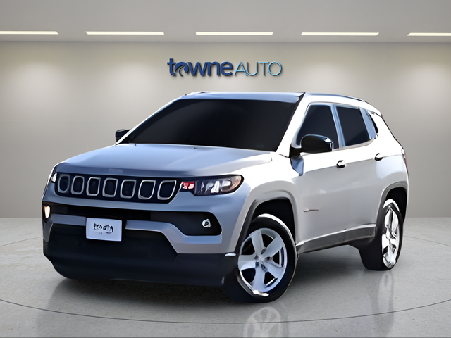 Used 2022 Silver Jeep Latitude image 2