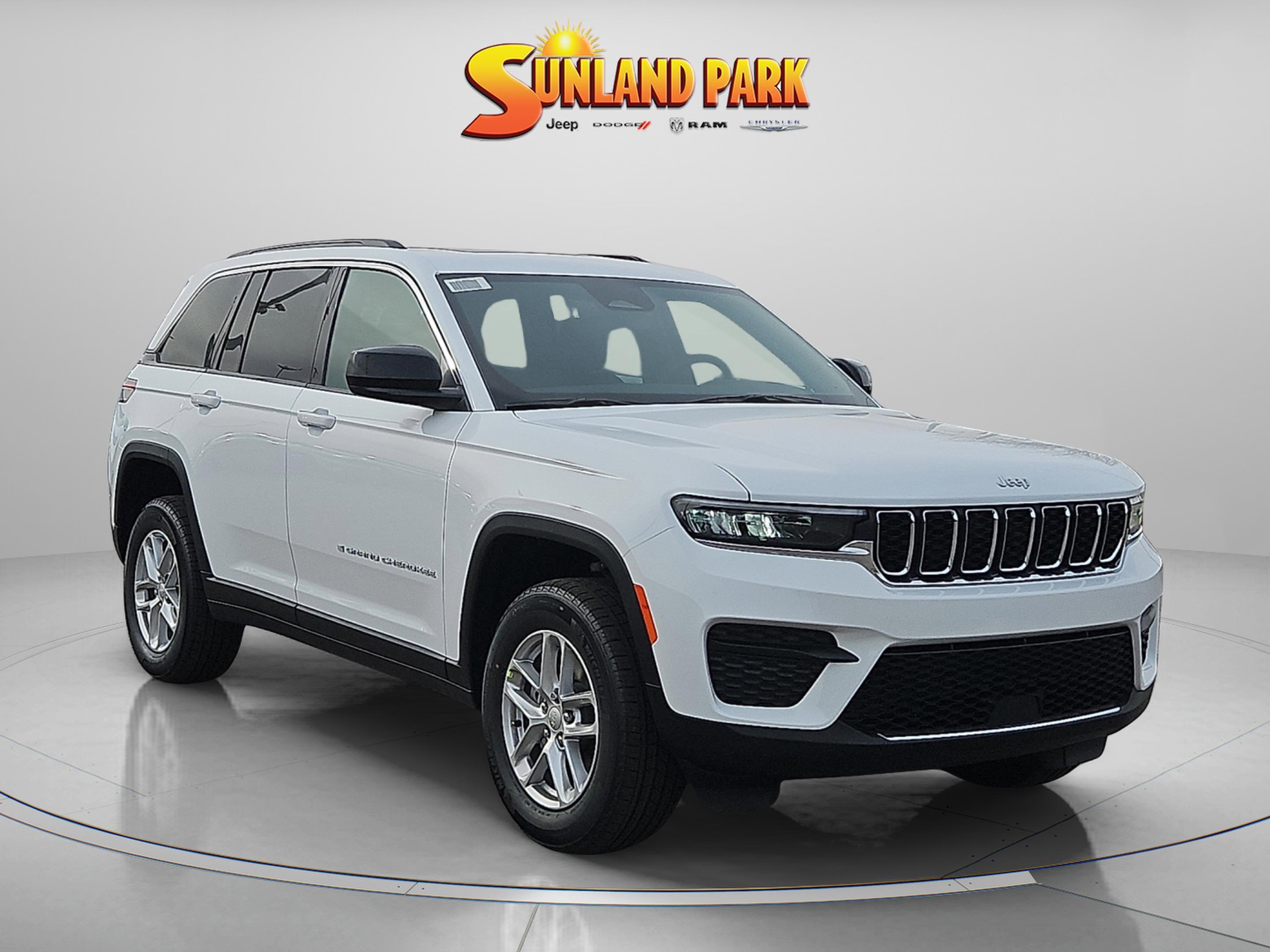 New 2025 Bright White Clear-Coat Exterior Paint Jeep Laredo image 1