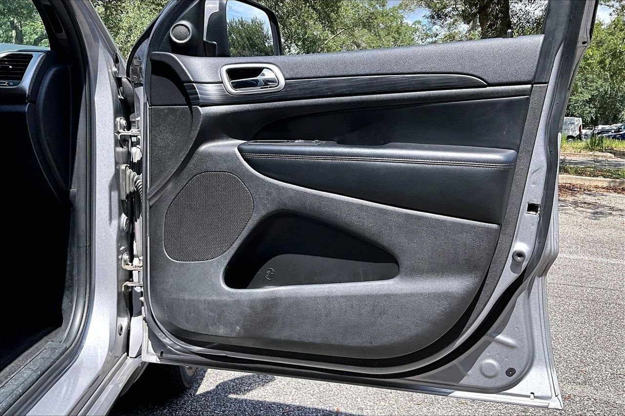 Used 2019 Silver Jeep Altitude image 27