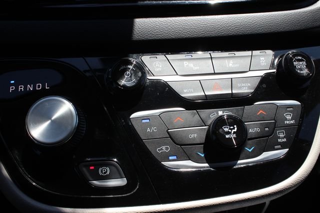 Used 2023 Silver Chrysler Touring L image 8