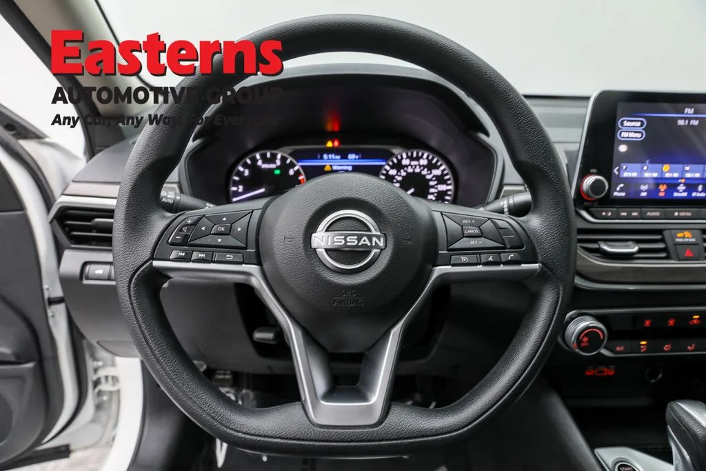 Used 2024 White Nissan 2.5 SV image 10